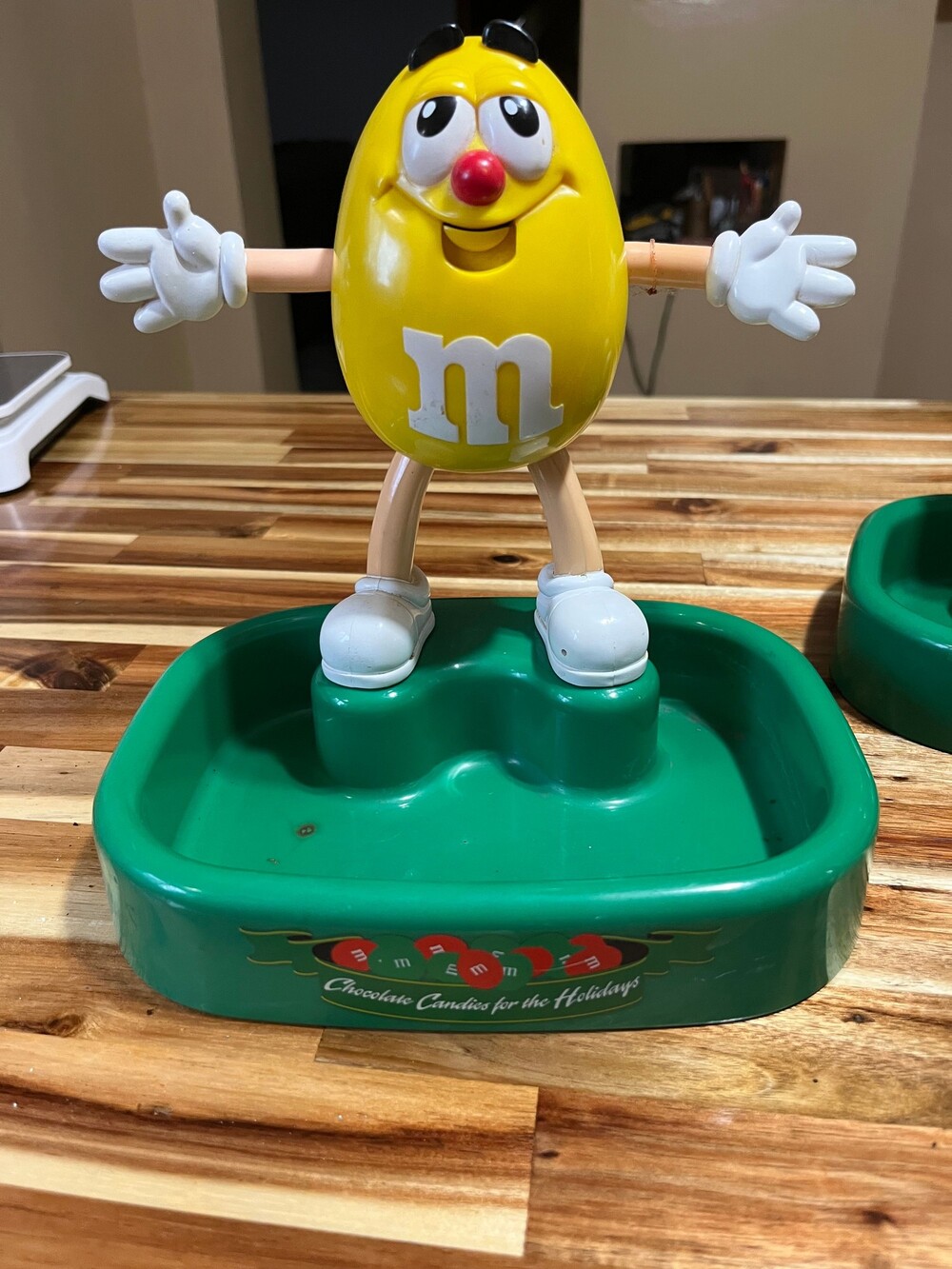 M&M 1999 Yellow Plastic Candy holder Chocolate Candies Holiday Base